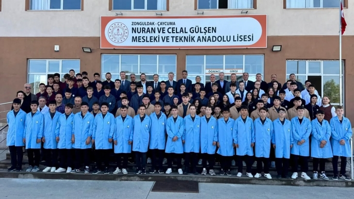 Mesleki Eğitim ve İş Birliği Protokolü kapsamında proje okulumuz olan Nuran ve Celal Gülşen Mesleki ve Teknik Anadolu Lisesi’nde, 2025-2026 Eğitim Öğretim Yılı Önlük Giyme Töreni düzenlendi.
